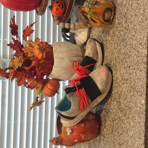 Tennis shoes under armour size 8